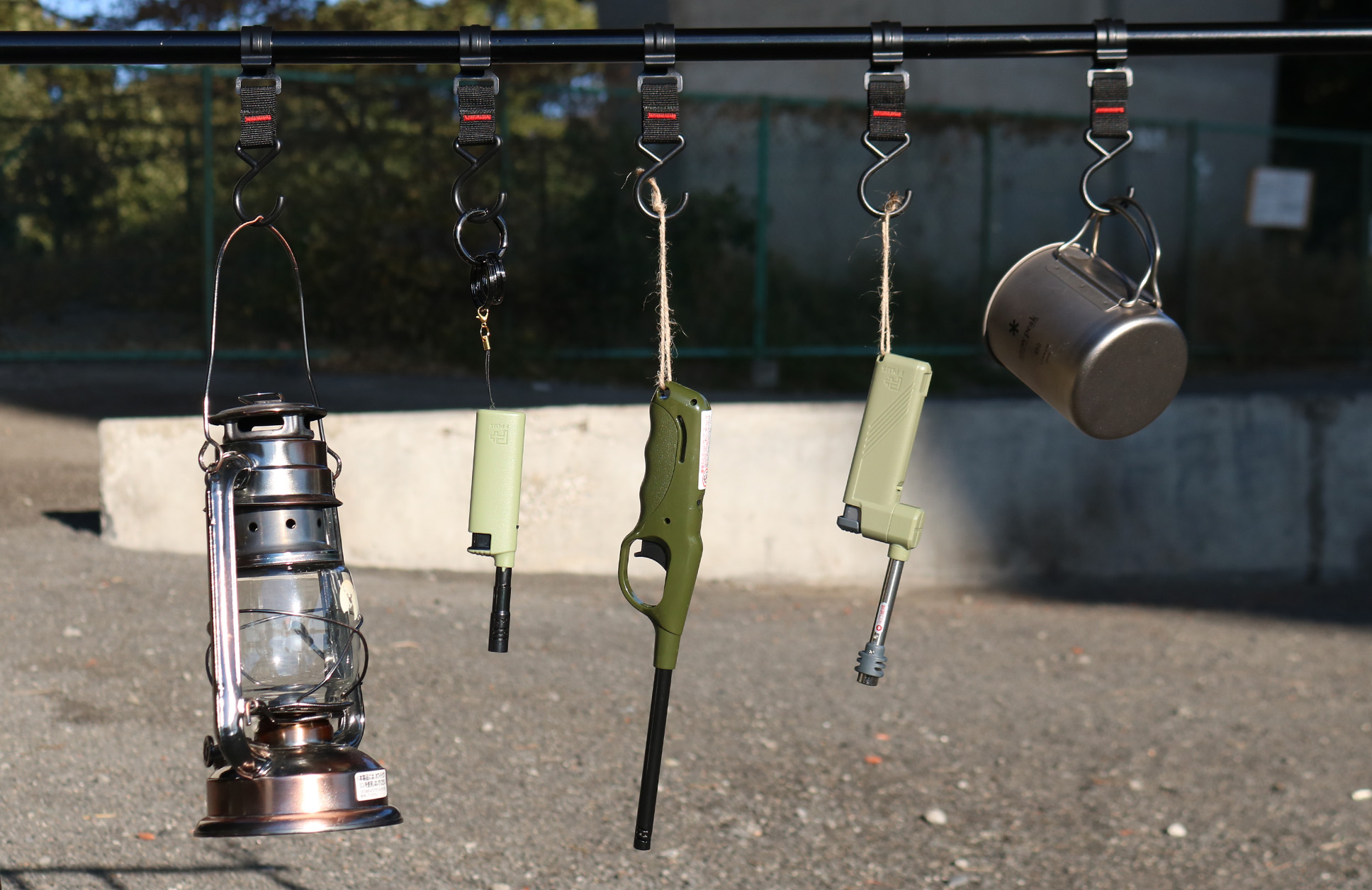 吊るしている写真